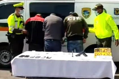 Robo en día sin IVA; ladrones usaron uniformes de la Sijín y fueron capturados en flagrancia.