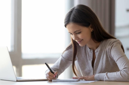 Foto joven estudiante, en nota de resultados pruebas Saber (Icfes) y cómo verlos, dónde consultarlos, qué hicieron.