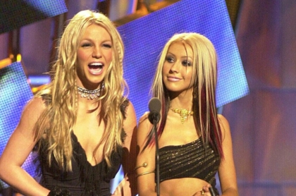 Britney Spears y Christina Aguilera en los MTV VMA 2000.