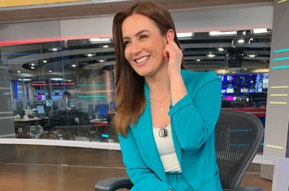 Presentadora Daniela Pachón, que está embarazada, en el set de Noticias Caracol