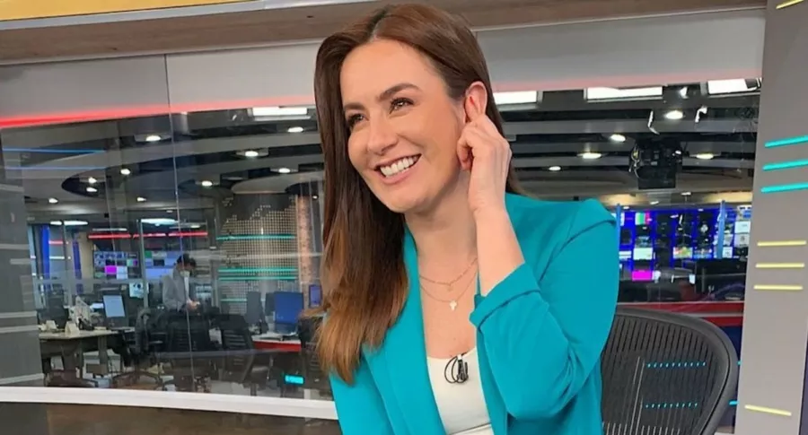 Presentadora Daniela Pachón, que está embarazada, en el set de Noticias Caracol