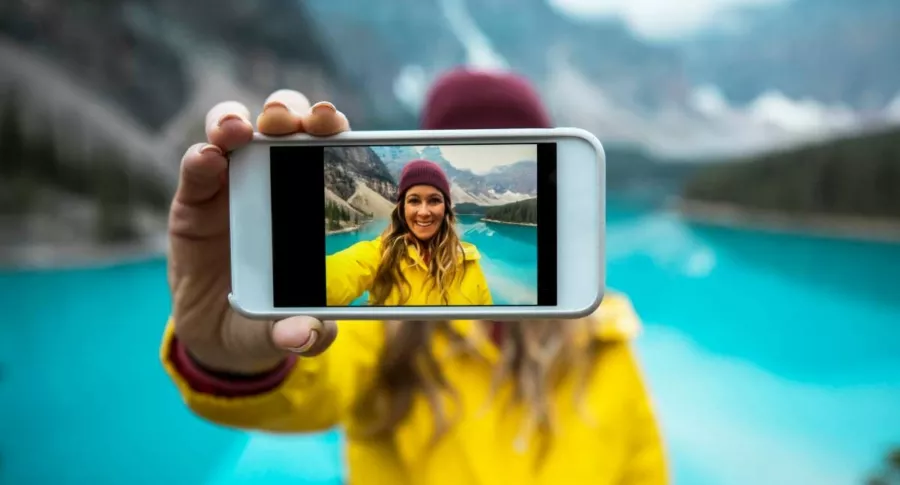 Foto de persona tomando selfi, en nota de cómo funcionará video selfi para Instagram.