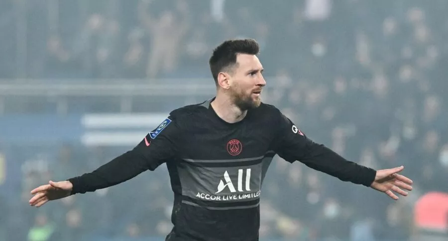 Lionel Messi celebra su primero gol con el París Saint-Germain.