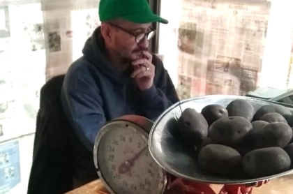 Ernesto Romero Morillo, artista que vendió papa criolla en 130 millones de pesos a un comprador ruso