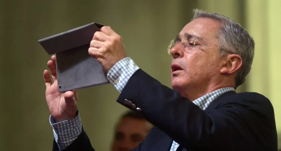 Álvaro Uribe con una tablet, a propósito de que Daniel Coronell asegura que el candidato presidencial al que apoyaría es Federico Gutiérrez más no María Fernanda Cabal u Óscar Iván Zuluaga.