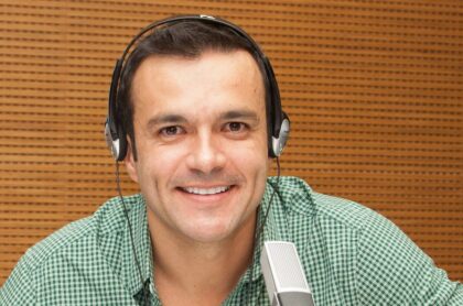 Juan Diego Alvira, en Blu Radio, a propósito de que el presentador de Noticias Caracol se dejó ver con pinta 'reguetonera' junto a su esposa, Ana María Escobar.