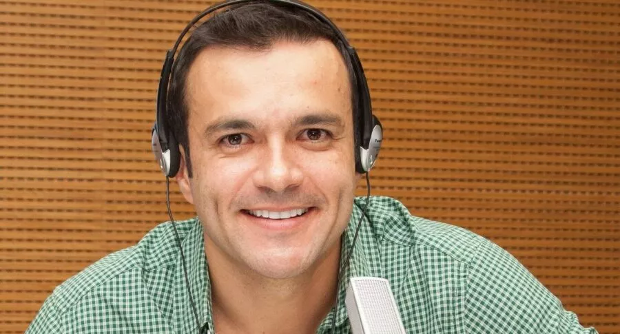 Juan Diego Alvira, en Blu Radio, a propósito de que el presentador de Noticias Caracol se dejó ver con pinta  'reguetonera' junto a su esposa, Ana María Escobar.