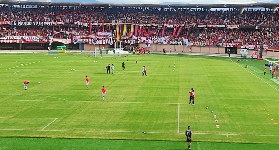 Hinchada del Cúcuta Deportivo, que volvió al Estadio General Santander; fueron casi 25.000.