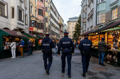 La policía austriaca patrulla las calles.
