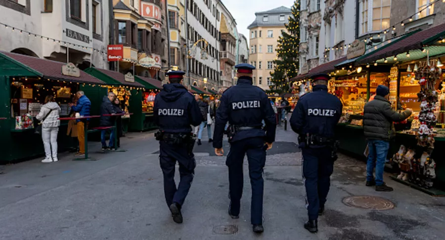 La policía austriaca patrulla las calles.