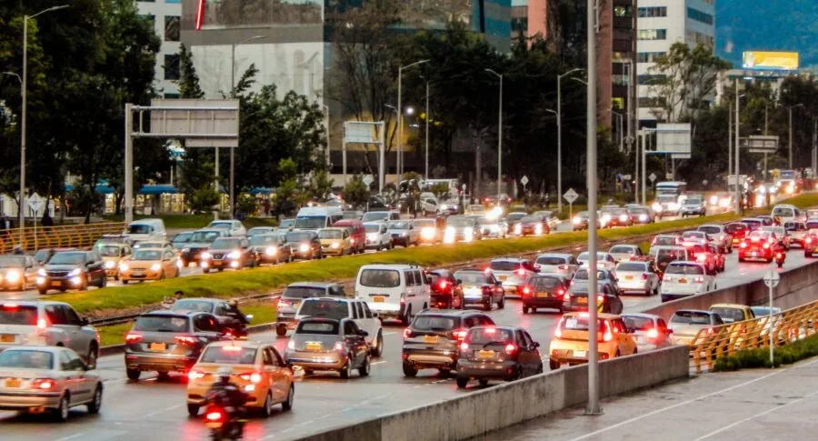 Este lunes entra en vigencia el nuevo cobro de parqueo en vía en Bogotá. Este se hará a través de una app o de cobradores en los puntos.