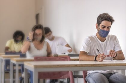 Imagen de joven que ilustra nota; En Canadá, arrestan a joven que no quiso vacunarse contra COVID-19