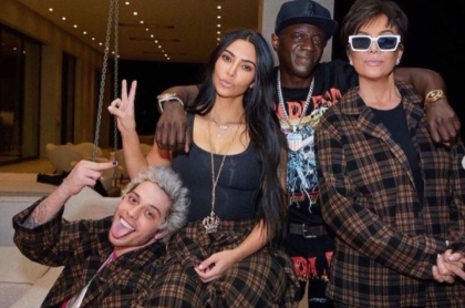 Kim Kardashian junto as us supuesto novio Pete Davidson, su mamá Kris Jenner y el padre adoptivo de Davidson, Flavor Flav.