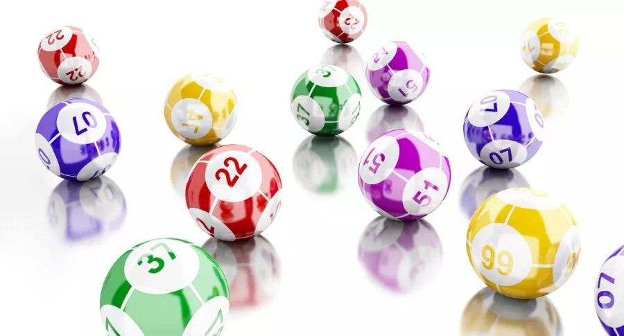 Bolas de lotería de diversos números y colores, con reflejo, ilustra qué lotería jugó anoche y resultados de las loterías de la Cruz Rija y Huila de noviembre 23 de 2021.
