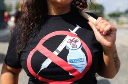 Al menos 100.000 ciudadanos griegos sobornaron a médicos para que les aplicaran dosis llenas de agua. El personal de la salud les aplicó la vacuna real.