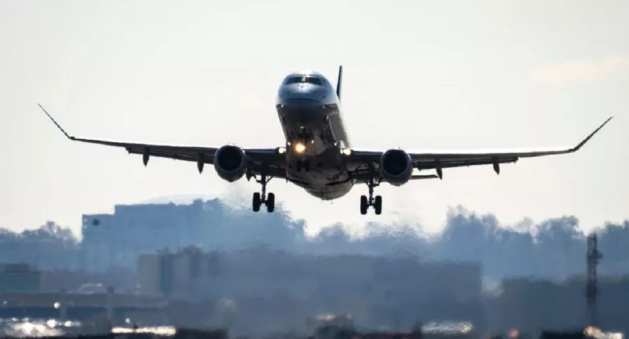 La aerolínea afirma que la mujer no falleció durante el vuelo sino luego de aterrizar en el aeropuerto de Madrid. 