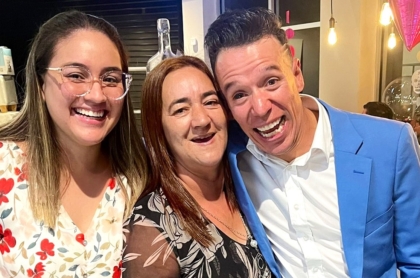 Rigoberto Urán, que muestra foto de hace 20 años con su familia.