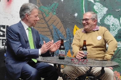 Juan Manuel Santos tomando cerveza con 'Timochenko'