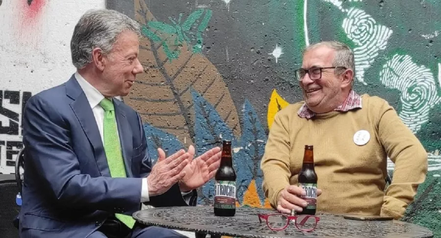 Juan Manuel Santos tomando cerveza con 'Timochenko'
