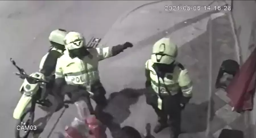 Video de policía agrediendo a una vendedora de tintos en Patio Bonito, Bogotá.