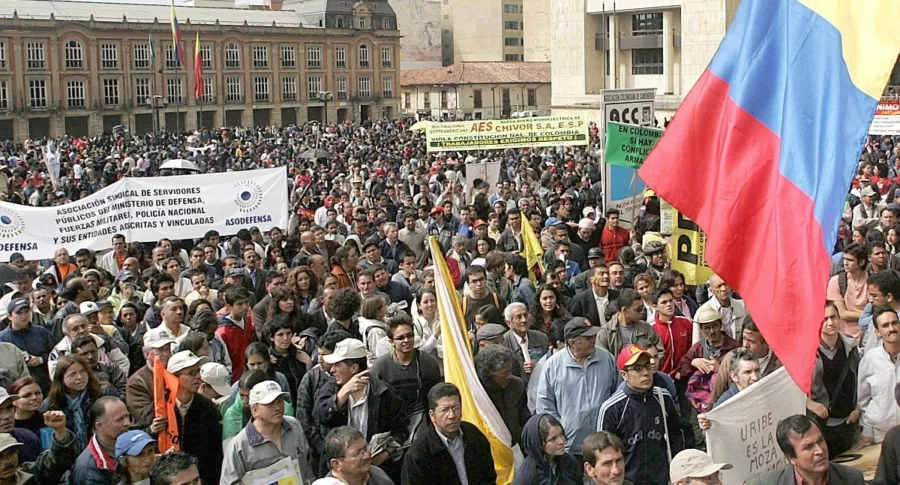 Imagen de protestantes en la Plaza de Bolívar de Bogotá ilustra artículo Paro nacional: sitios de concentración de protestas el jueves 25 de noviembre