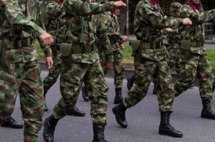 Imagen de militares que ilustra nota; Ejército Nacional cambia de uniforme y ahora tendrá tono verde oscuro