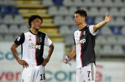 Foto de Juan Guillermo Cuadrado y Cristiano Ronaldo, en nota de revelan video de cómo enfrentó Cuadrado a Cristiano Ronaldo.