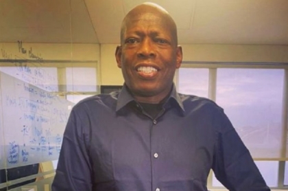 Foto de Faustino 'Tino' Asprilla con los que espera salir de la quiebra: escuela de fútbol, saludos y más,.
