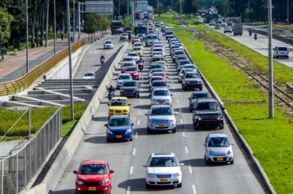 Impuestos en Bogotá: Alcaldía de Claudia López lanzaría un nuevo impuesto para carros.