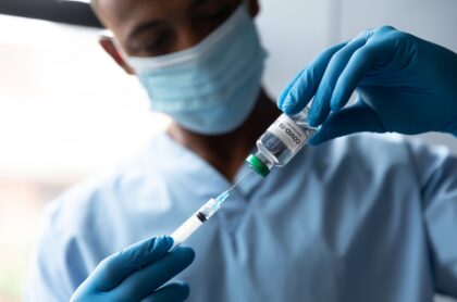 Imagen de vacuna que ilustra nota; Sudáfrica lamenta nueva variante COVID-19 que se halló en ese país
