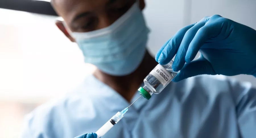 Imagen de vacuna que ilustra nota; Sudáfrica lamenta nueva variante COVID-19 que se halló en ese país