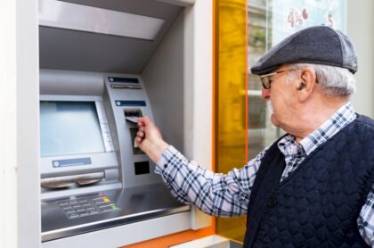 Los hombres hicieron compras en almacenes de cadena y se dedicaban a hacer cambiazos con tarjetas débito.