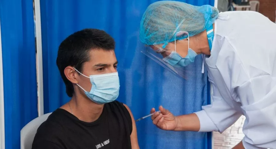 Foto de persona en vacuna contra COVID-19 en Colombia, en nota de Coronavirus en Colombia: nuevos casos y muertes 27 noviembre 2021.