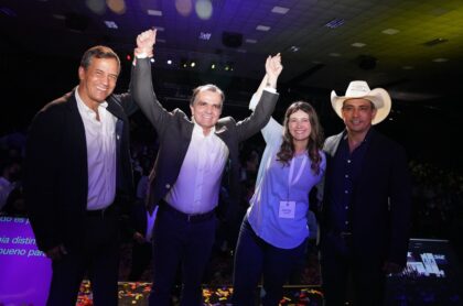 Óscar Iván Zuluaga, en convención del Centro Democrático con otros candidatos, ataca a Gustavo Petro en discurso del Centro Democrático