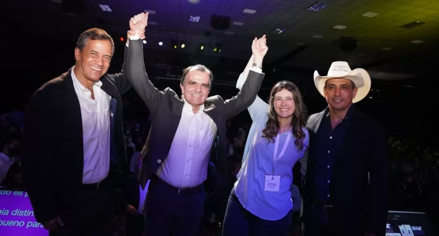 Óscar Iván Zuluaga, en convención del Centro Democrático con otros candidatos, ataca a Gustavo Petro en discurso del Centro Democrático