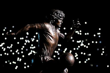 Foto de escultura de Diego Maradona, en nota de fotos de cómo fue homenaje a oscuras por año de muerte.