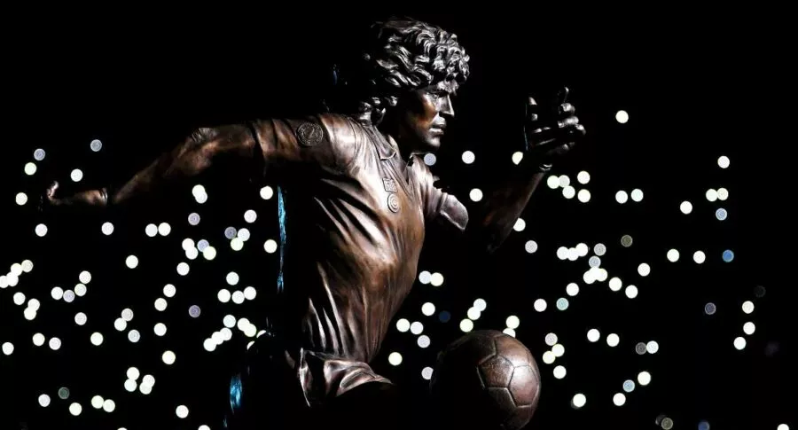 Foto de escultura de Diego Maradona, en nota de fotos de cómo fue homenaje a oscuras por año de muerte.