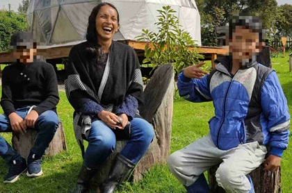 Foto de Nubia Gaona y sus hijos, en nota de qué logro personal obtuvo la mamá de campesinos 'youtubers'.