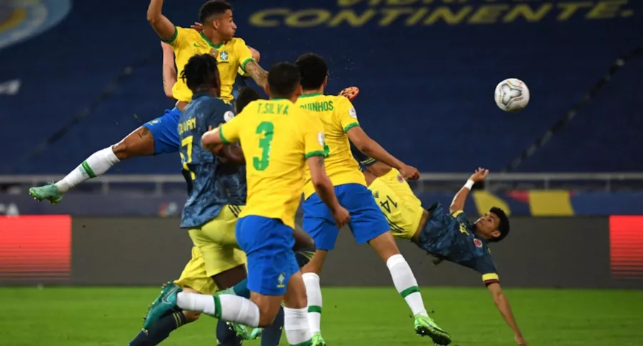 Momento en que el colombiano convierte el golazo, contra Brasil en la Copa América 2021.