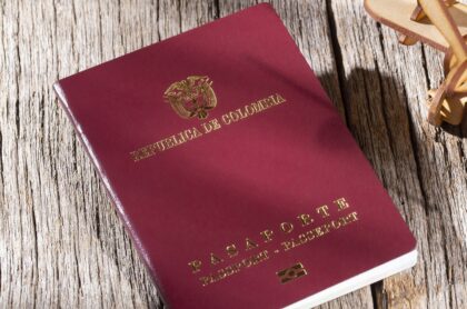 Imagen de pasaporte que ilustra nota; Pasaportes en Bogotá se demoran y oficinas tienen filas de 3 horas