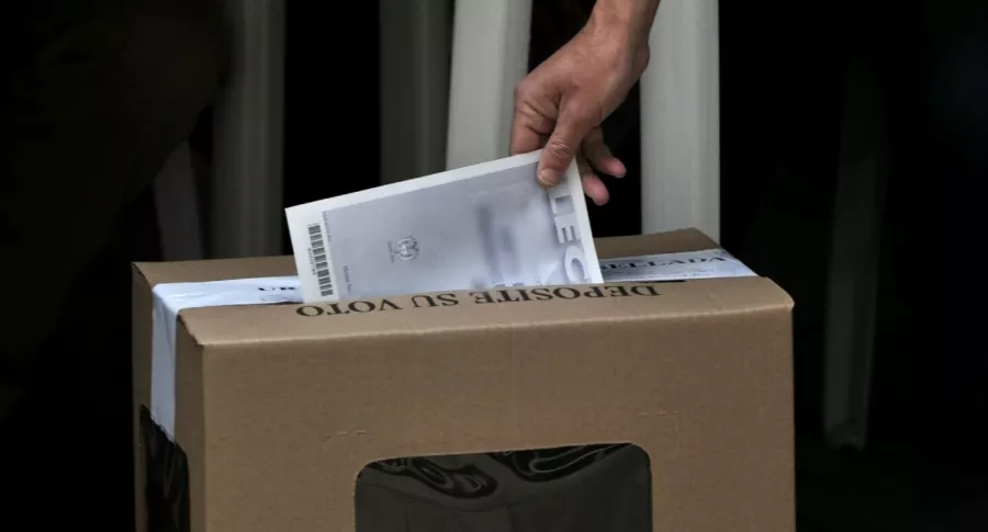 Imagen ilustrativa de una persona votando, a propósito de cómo consultar si es jurado de votación y cuál es la multa por no ir.