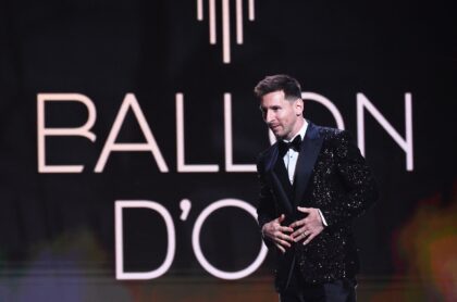 Lionel Messi, ganador del Balón de Oro 2021, pero pidió que le den uno a Robet Lewandowski.