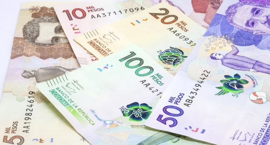 Foto en la que se ilustra pesos colombianos, con los que se pagará el salario mínimo en Colombia para 2022.