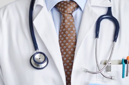 Imagen de médico que ilustra nota; En Italia, arrestan a ginecólogo que ofrecía sexo como terapia de VPH