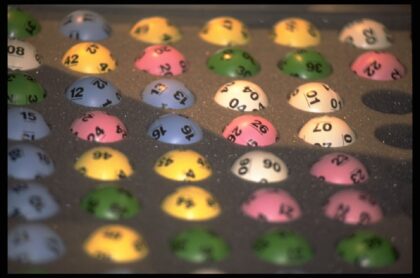 Cartón donde hay varias pelotas de lotería