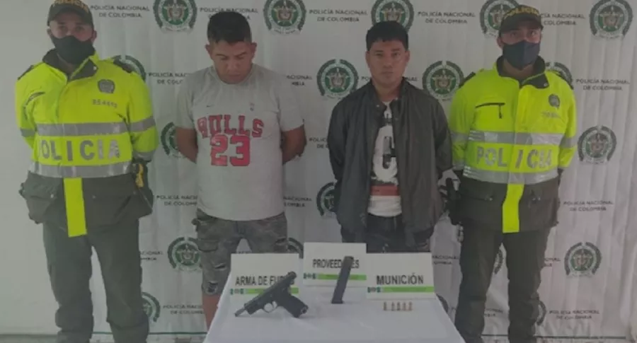 Venezolanos capturados con pistola de las Fuerzas Armadas de Venezuela.
