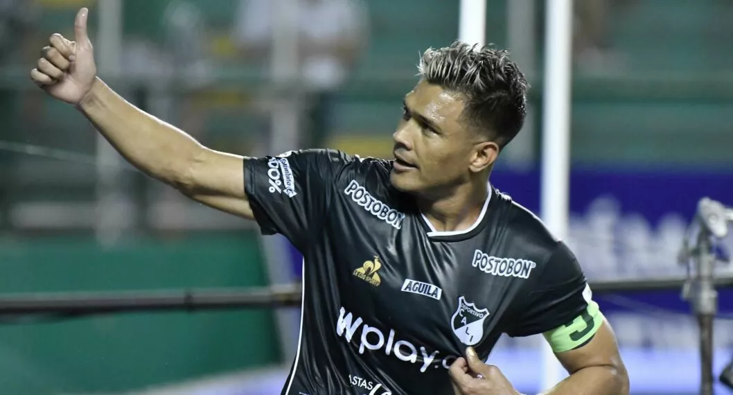 Video de Teófilo Gutiérrez en el que casi se sube al bus de Junior luego del partido con Cali, en Barranquilla.
