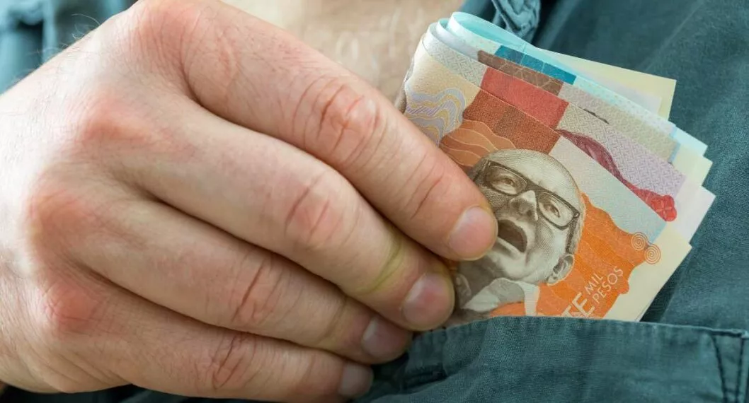 Foto dinero de Colombia, en nota de Salario mínimo en Colombia en 2022: qué cifra propuso empresario Christian Daes.