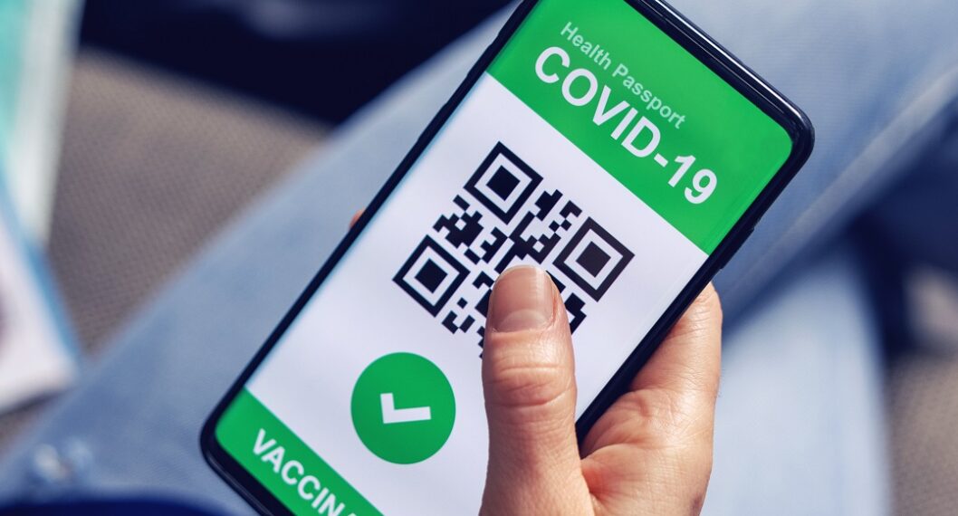 Imagen ilustrativa de celular con código de carnet de vacunación, a propósito de cómo descargar el certificado de vacunación COVID-19 en 'Mi vacuna' Colombia y dónde lo están exigiendo.