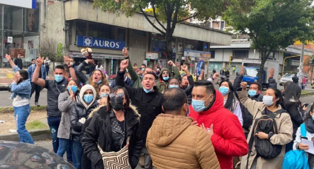 Imagen de bloqueo que ilustra nota; Pasaporte en Bogotá: fila por cita deja bloqueo de vía en la ciudad